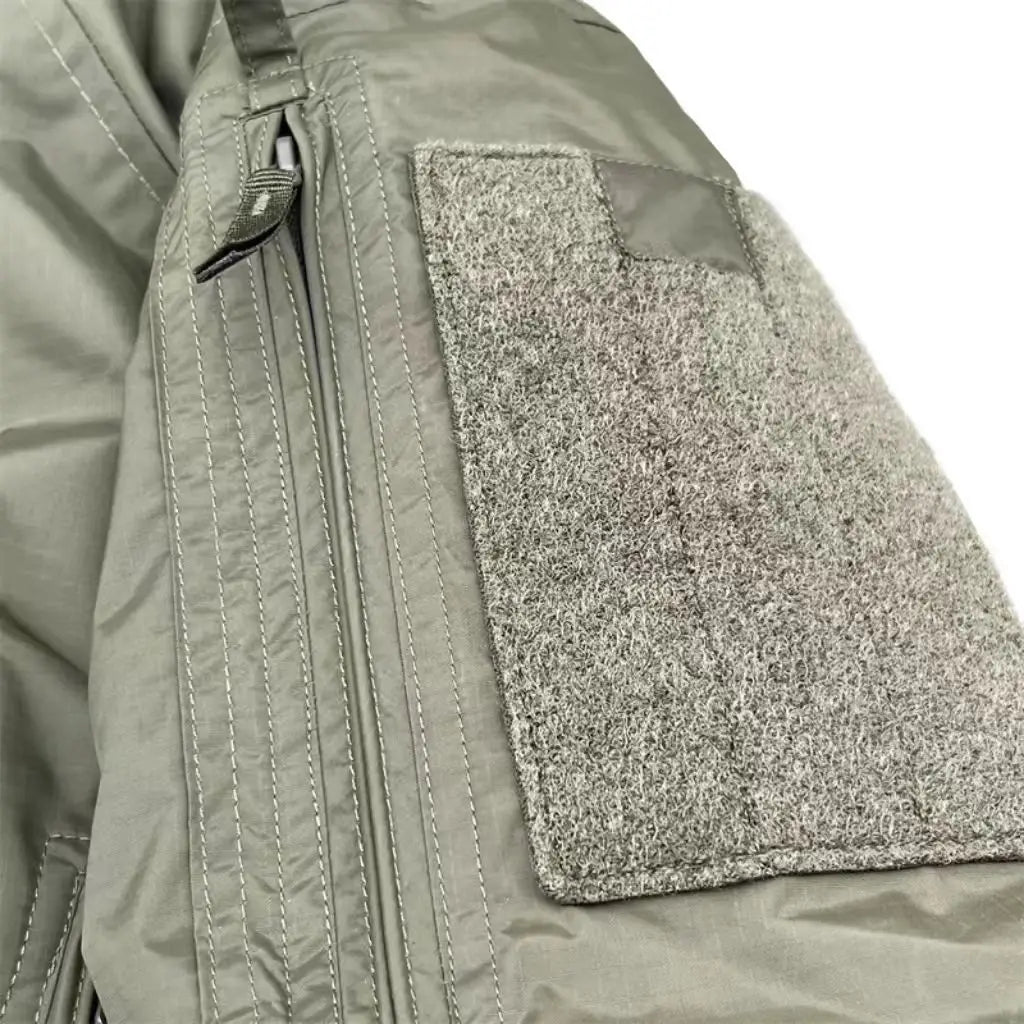 détail de la manche de la veste thinsulate airsoft softshell green army avec velcro