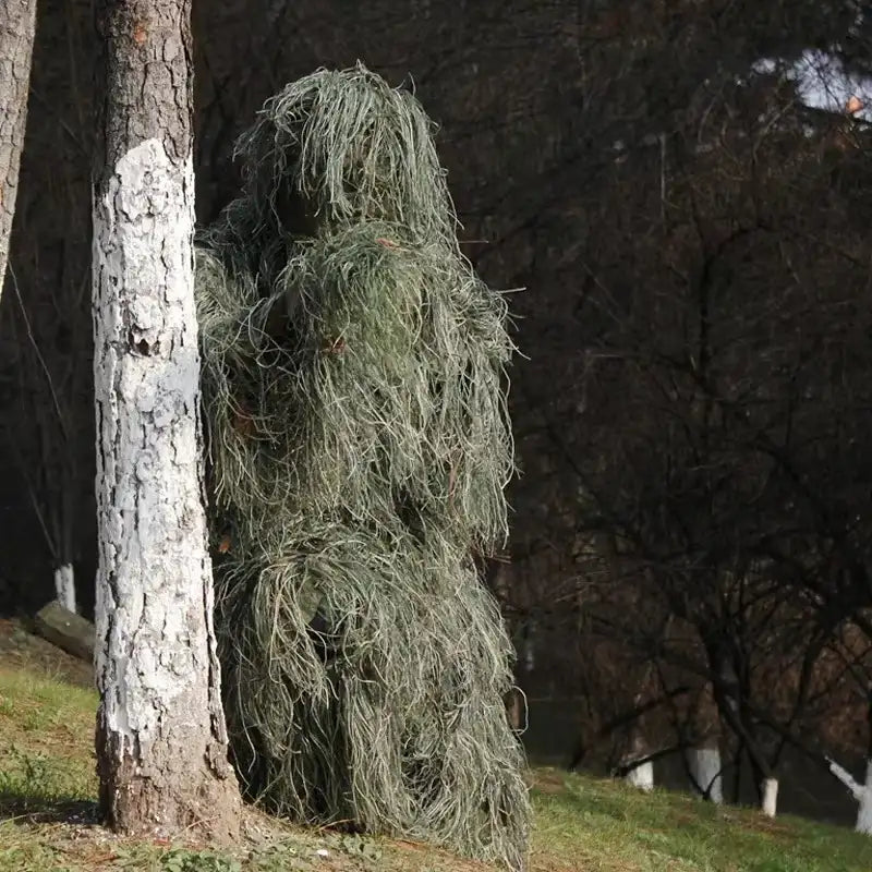 tenue sniper ghillie suits complète caché derrière un arbre