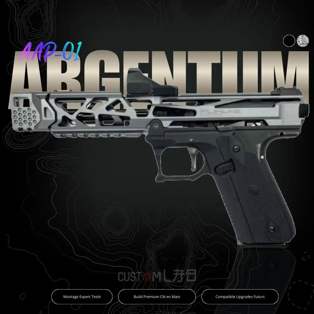 Réplique AAP-01 Custom "Argentum" édition CQB CNC complète assemblée par Custom Lab BDU. Vue principale montrant l'upper skeleton FUKU-2 en aluminium anodisé silver avec compensateur intégré, frame nylon noir, trigger ajustable CTM argentée et kit marteau TTI. Configuration premium optimisée 612 grammes garantissant portée effective 42 mètres et cadence 6,2 coups/seconde avec fiabilisation professionnelle 45 000 cycles.