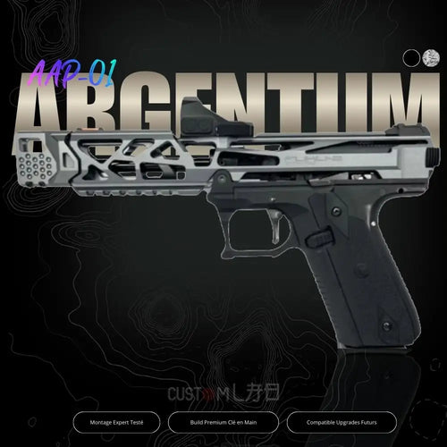 Réplique AAP-01 Custom "Argentum" édition CQB CNC complète assemblée par Custom Lab BDU. Vue principale montrant l'upper skeleton FUKU-2 en aluminium anodisé silver avec compensateur intégré, frame nylon noir, trigger ajustable CTM argentée et kit marteau TTI. Configuration premium optimisée 612 grammes garantissant portée effective 42 mètres et cadence 6,2 coups/seconde avec fiabilisation professionnelle 45 000 cycles.
