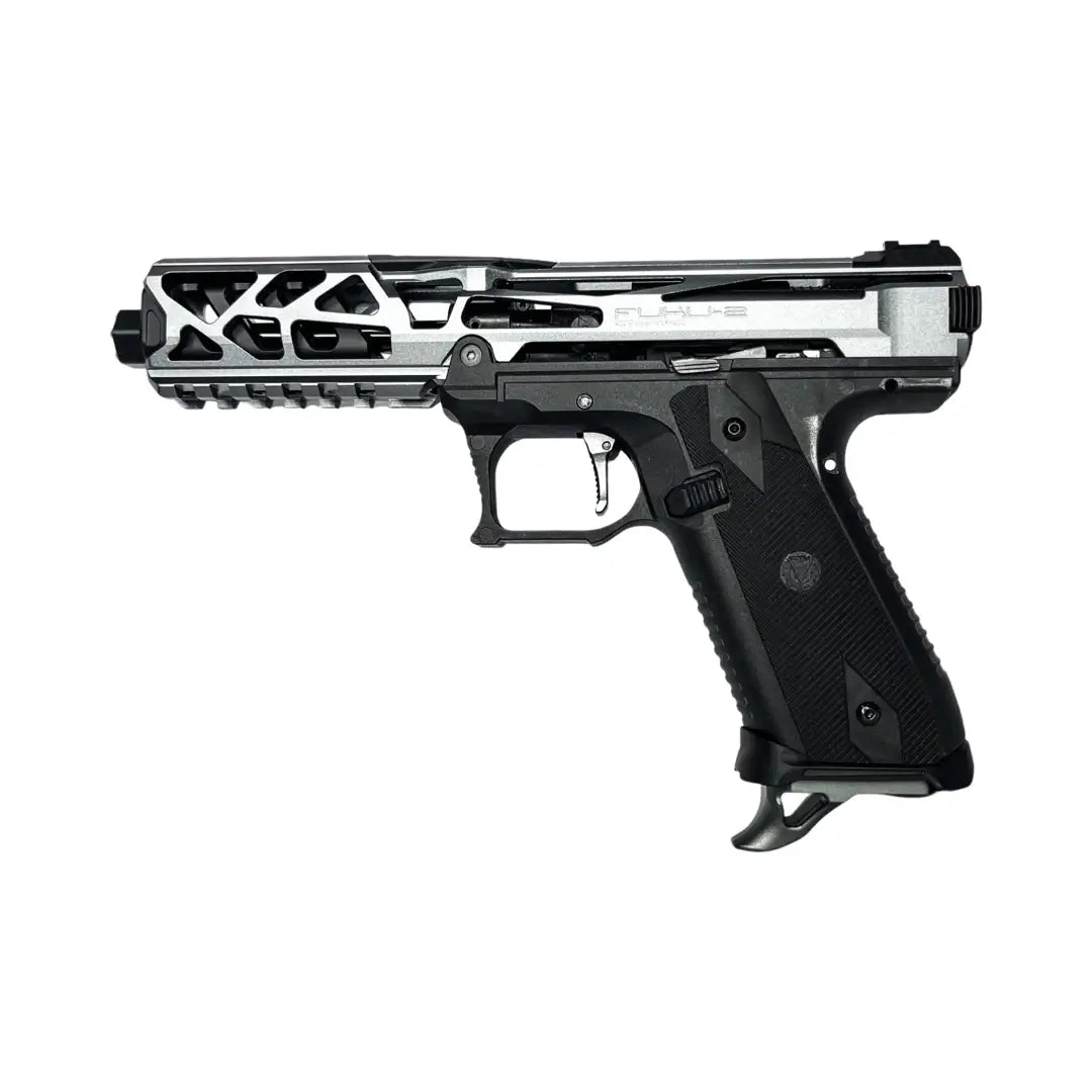 Vue latérale de la réplique AAP-01 full custom Argentum montrant la frame FUKU-2 en nylon renforcé noir, le kit marteau TTI et l'upper skeleton silver. Configuration Custom Lab BDU avec ressorts 130%, joint Hop-Up Decepticon 60° et poids total optimisé à 612 grammes chargeur vide.