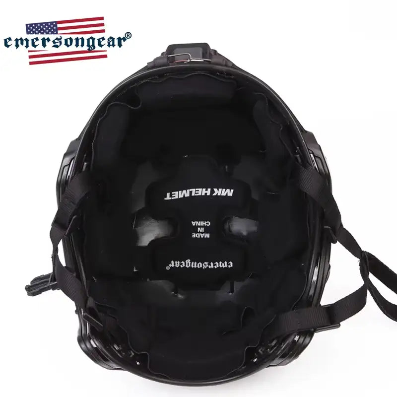 casque fast fma emersongear noir vue d'intérieur sur mannequin avec mousse intégrée et suspension