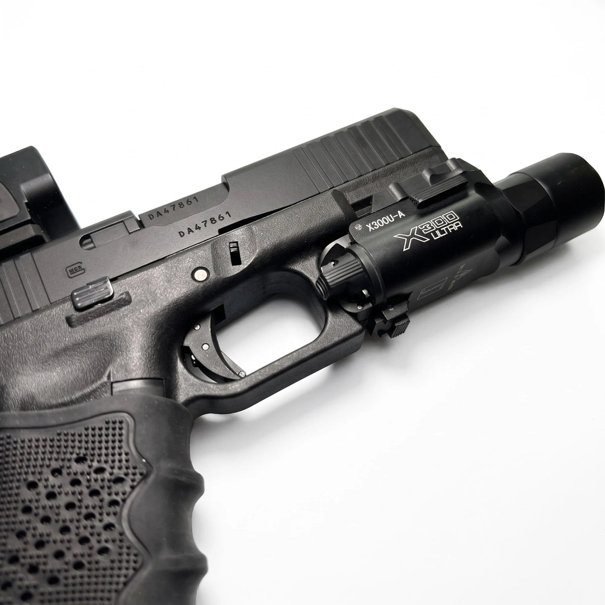 Lampe tactique X300 Ultra sur le rail d'un Glock 19 Gen 5 VFC airsoft, détail carcasse et détente - BDU AIRSOFT