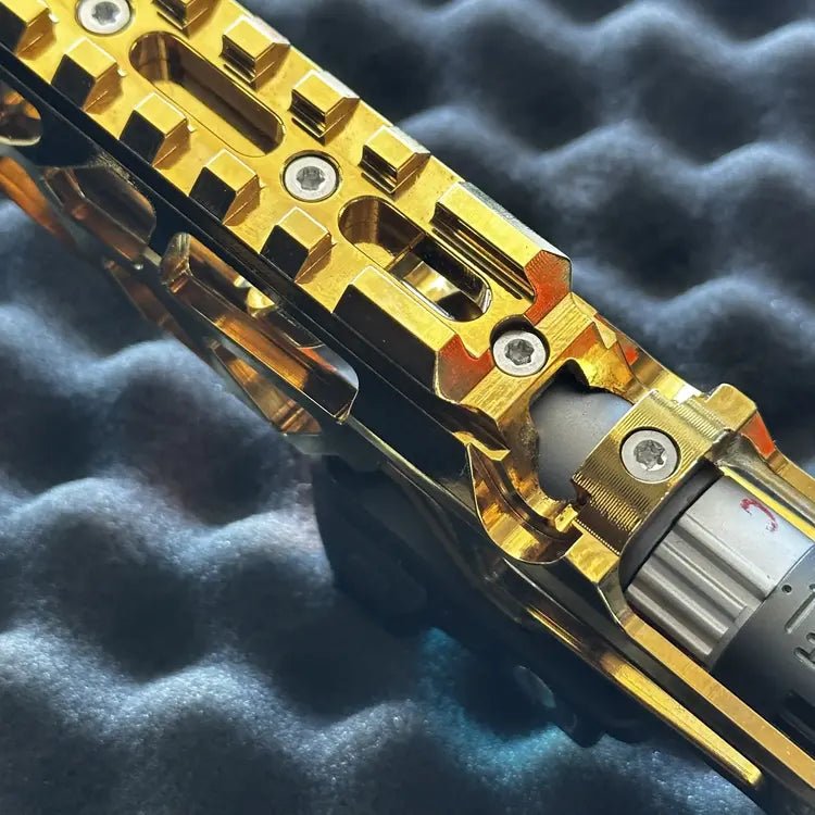 Gros plan sur le pack vis AAP-01 complet. Ces vis en acier haute résistance sont prêtes pour le montage, remplaçant la visserie d'origine fragile pour une durabilité accrue de votre custom build.