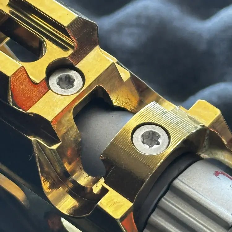 Focus sur les vis pour mire arrière incluses dans le pack vis AAP-01. Ce kit visserie Torx assure un maintien ferme des organes de visée, même avec un blowback puissant.