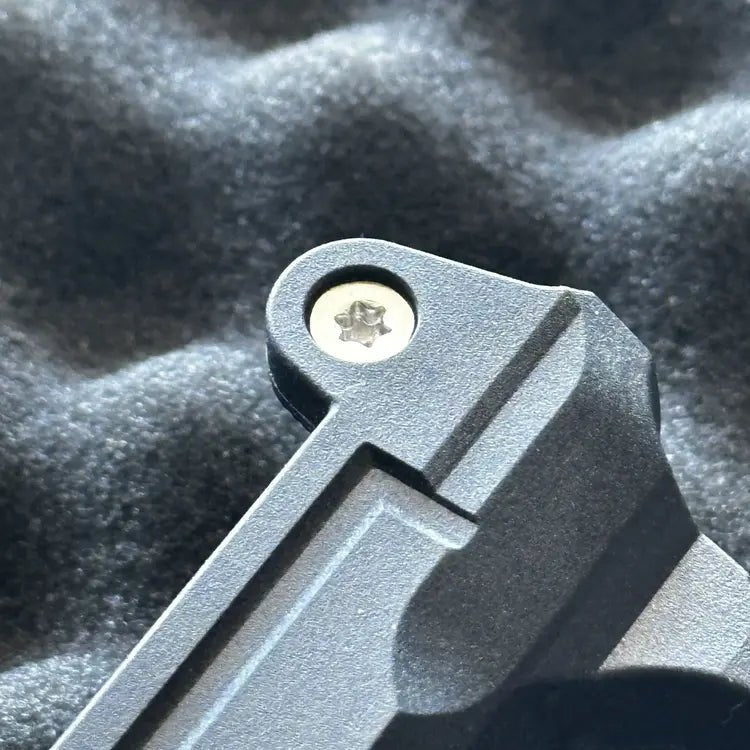 La vis de maintien du Trigger Housing issue du pack vis AAP-01. Cette visserie renforcée Action Army stabilise le groupe de détente pour un cycle de tir plus régulier et fiable.