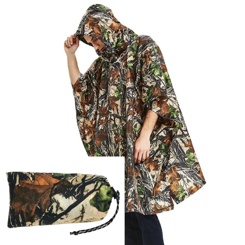 Poncho airsoft imperméable en camouflage feuilles mortes, porté capuche relevée - BDU AIRSOFT