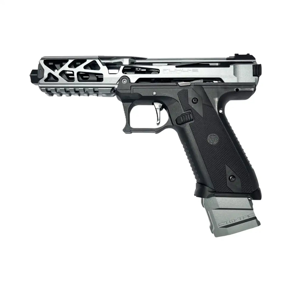Détail du système de déclenchement de l'AAP-01 Argentum : trigger ajustable CTM Tac en aluminium silver avec course réduite 2,8mm et kit marteau complet TTI. L'assemblage Custom Lab certifié garantit une tolérance de ±0,02mm sur l'axe de rotation pour une frappe constante sur 50 000 cycles.
