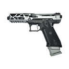 Détail du système de déclenchement de l'AAP-01 Argentum : trigger ajustable CTM Tac en aluminium silver avec course réduite 2,8mm et kit marteau complet TTI. L'assemblage Custom Lab certifié garantit une tolérance de ±0,02mm sur l'axe de rotation pour une frappe constante sur 50 000 cycles.