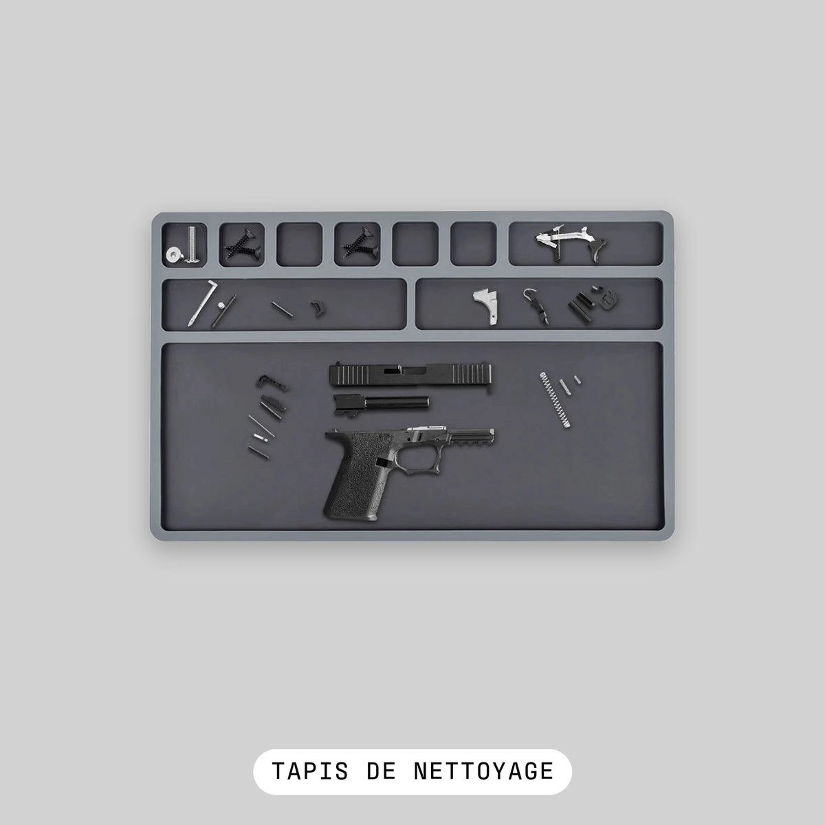 Tapis de nettoyage airsoft en silicone avec ses bacs compartimentés et une réplique démontée - BDU AIRSOFT