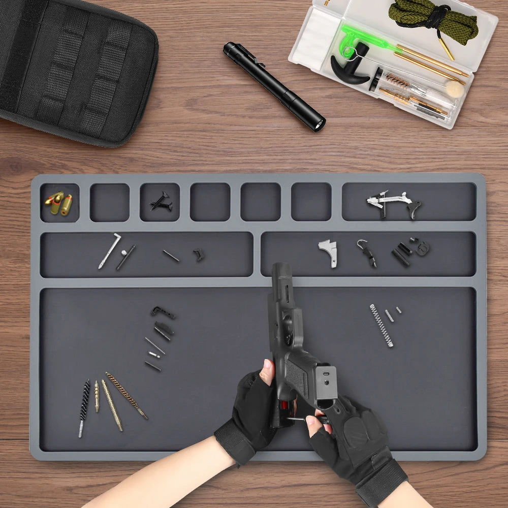 Réplique démontée pièce par pièce sur le tapis de nettoyage en silicone - BDU AIRSOFT
