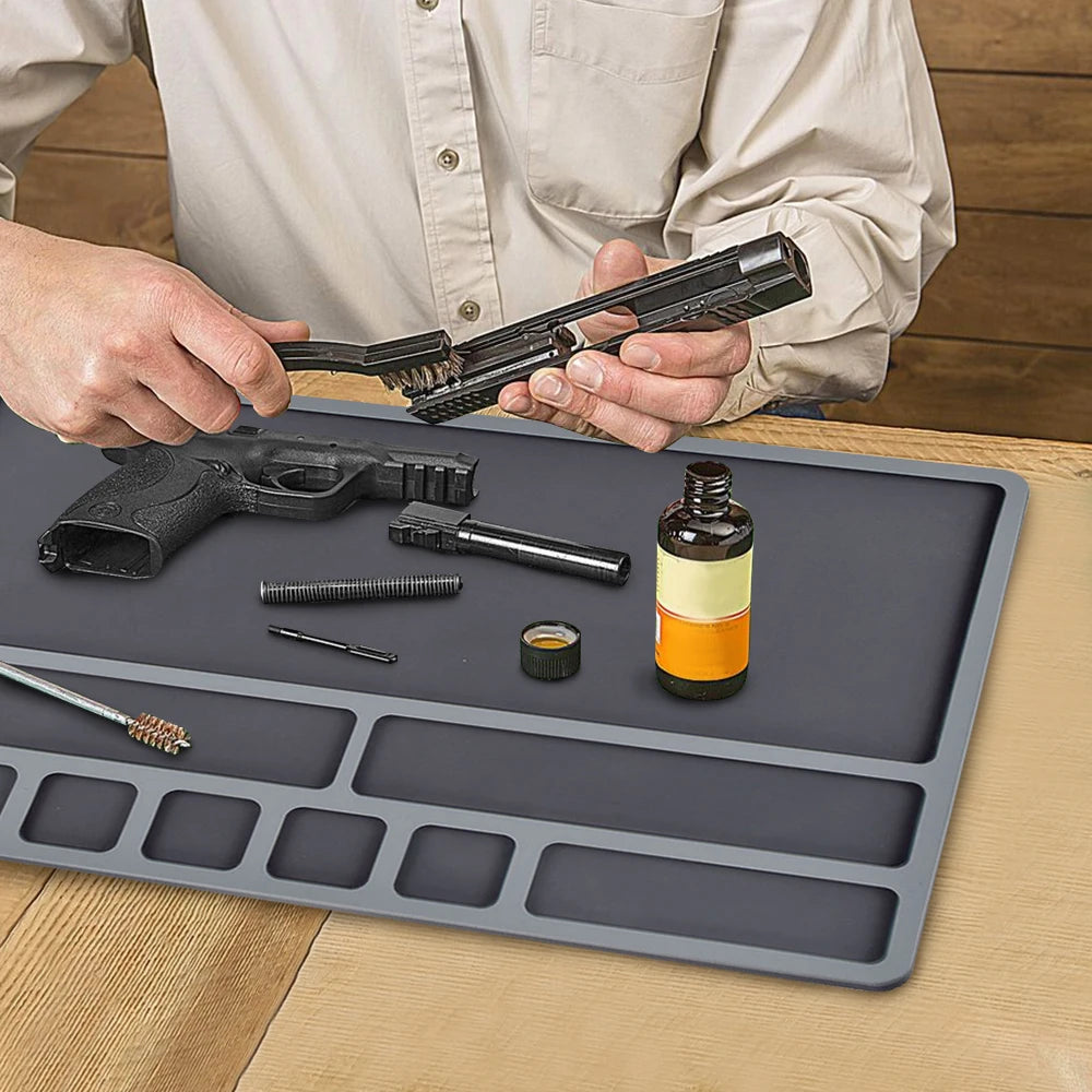 Tapis de nettoyage airsoft en silicone en cours d'utilisation sur un établi - BDU AIRSOFT