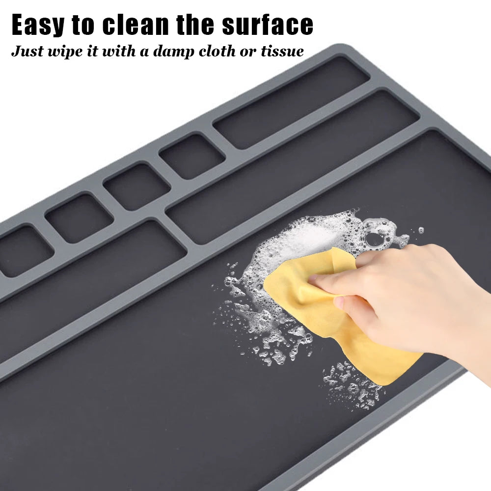 Nettoyage du tapis d'établi en silicone au chiffon humide - BDU AIRSOFT