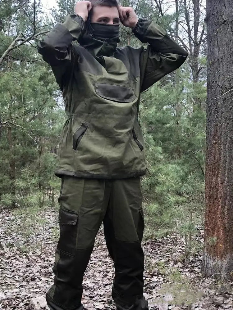 Tenue Gorka 4 airsoft portée en forêt, capuche et cache-cou - BDU AIRSOFT